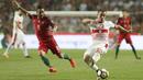 Gelandang Swiss, Xherdan Shaqiri, melepaskan tendangan ke gawang Portugal pada laga kualifikasi Piala Dunia di Stadion Luz, Selasa (10/10/2017). Portugal menang 2-0 atas Swiss. (AP/Armando Franca)