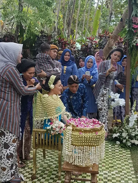 Rangkaian bunga melati melingkari tubuh dan hiasan kepala Vicky saat prosesi siraman berlangsung tentunya membuat aura cantik penyanyi yang satu ini semakin terpancar. Senyum semringah terus melingkar di wajahnya. (doc. pribadi/Ade Andrini)