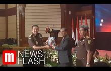 VIDEO: Saling Tukar Cinderamata Unik Saat Sertijab Jaksa Agung