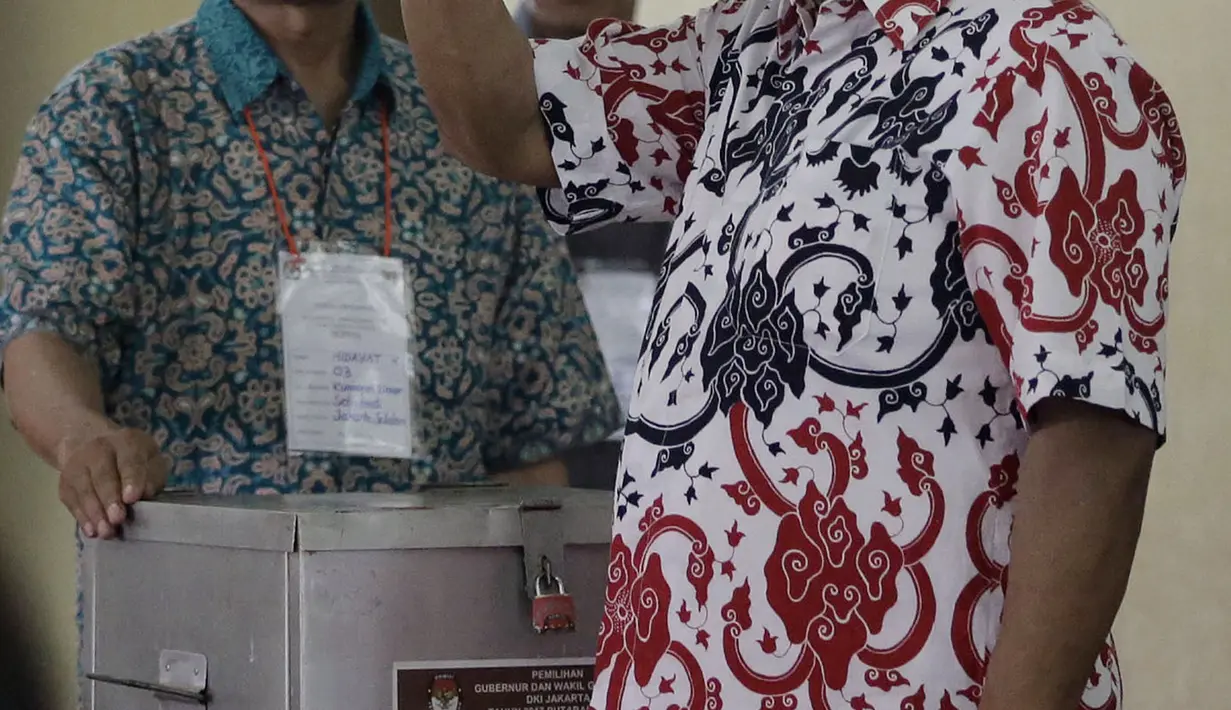 Ketua DPD RI Oesman Sapta Odang menunjukan surat suara sebelum dimasukan ke kotak saat menggunakan hak pilihya dalam Pilkada Putaran kedua di TPS 03 Denpasar, Kuningan Timur, Jakarta, Rabu (19/4). (Liputan6.com/Johan Tallo)