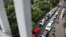 Sejumlah kendaraan terjebak kemacetan di Jalan RM Harsono saat akan memasuki pintu utama Taman Margasatwa Ragunan, Jakarta, Minggu (25/12). Ragunan menjadi pilihan warga untuk mengisi waktu liburan panjang. (Liputan6.com/Helmi Afandi)
