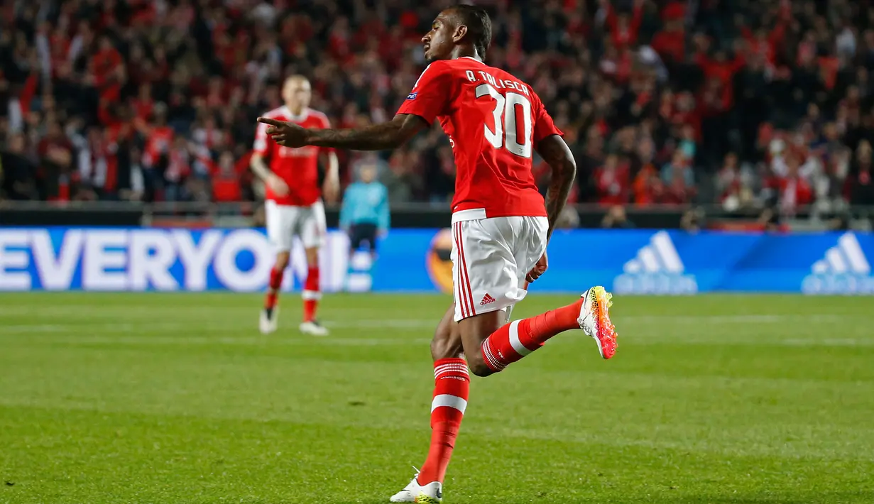 Gelandang Benfica, Talisca melakukan selebrasi usai mencetak gol kegawang Muenchen di leg kedua Liga Champions di Stadion Da Luz, Portugal (14/4). Muenchen lolos ke semifinal usai mengalahkan Benfica dengan agregat 3-2. (Reuters/Paul Hanna) 