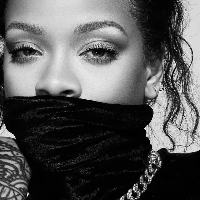 Rihanna Tampil Frontal dengan Maskara Baru
