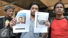 Pewarta Foto Indonesia (PFI) Lucky Pransiska menunjukan berkas pelaporan di Polda Metro, Jakarta, Rabu (11/1). PFI laporkan akun facebook yang mengatasnamakan Eko Presetia karena telah melakukan penyebaran informasi bohong. (Liputan6.com/Yoppy Renato)