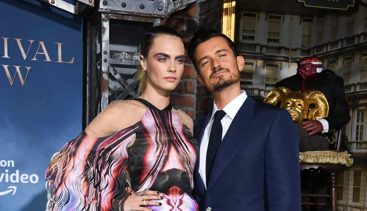 <p>Aktris dan model asal Inggris Cara Delevingne foto bersama degnan Orlando Bloom saat menghadiri pemutaran perdana film Amazon Original Series "Carnival Row" Los Angeles di teater Cina TCL di Hollywood (21/8/2019). (AFP Photo/Valerie Macon)</p>