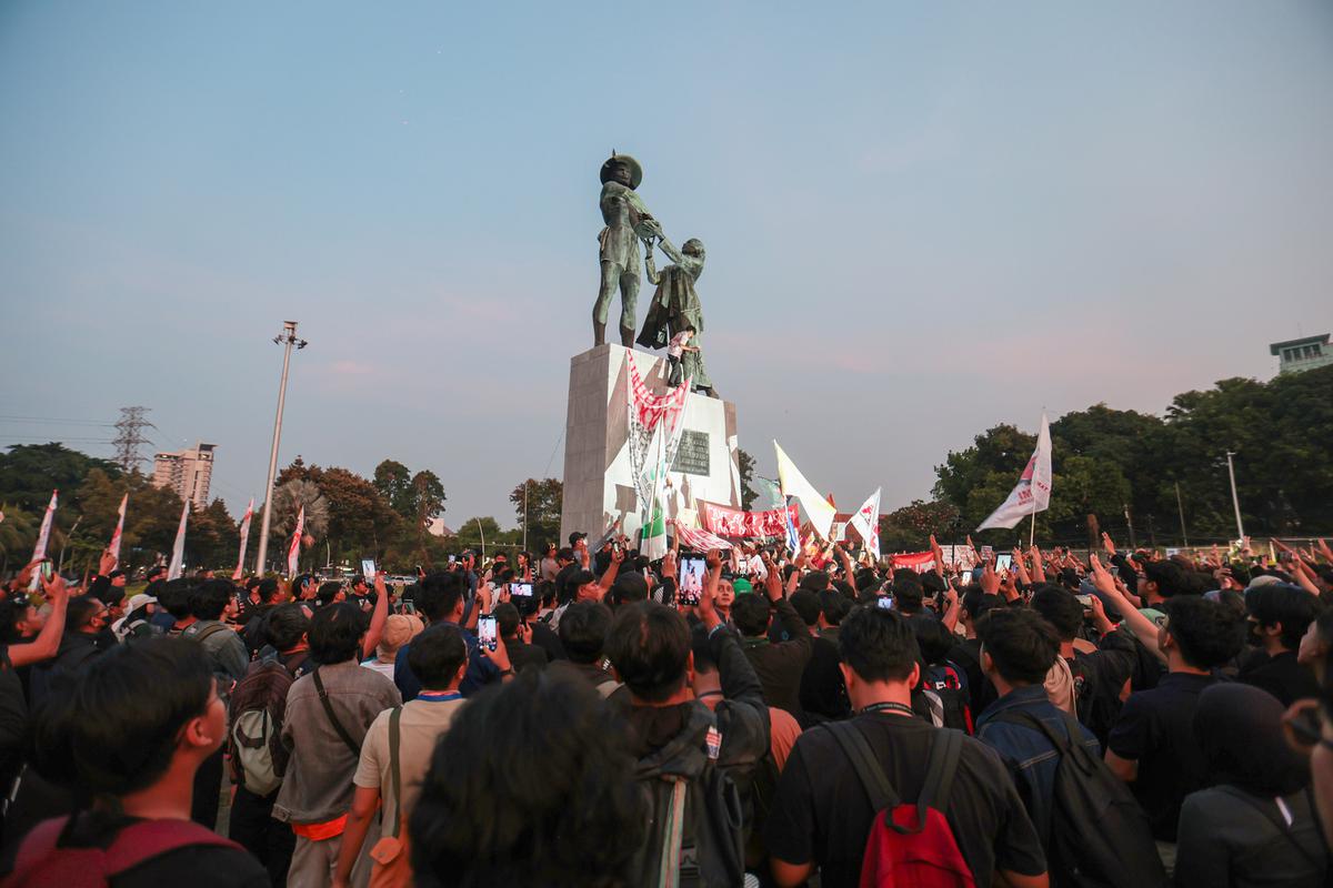 Aliansi Mahasiswa Sadar Panjat Tugu Tani, Bentangkan Spanduk Raksasa