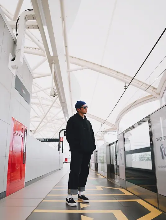 "(Selama WFH) Gue bisa melakukan kegiatan saat bujang. Olahraga di belakang rumah, bersih-bersiu, bahkan gue cuci mobil sendiri. Seru sih kerjaan gue selama bujang gue kerjain lagi," kata Tarra Budiman. (Instagram/tarrabudiman)