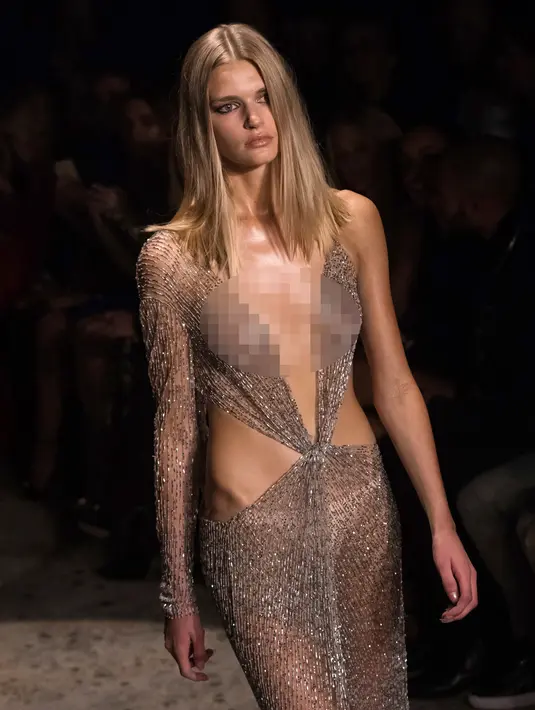 Model berjalan di atas catwalk mengenakan busana desainer Julien Macdonald selama London Fashion Week, Inggris (18/9). Julien Macdonald menampilkan gaun-gaun seksi koleksi Spring/Summer 2018. (Photo by Vianney Le Caer/Invision/AP)