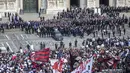 <p>Ribuan pelayat meneriakkan nyanyian sepak bola untuk mantan pemilik AC Milan tersebut. (Stefano Porta/LaPresse via AP)</p>