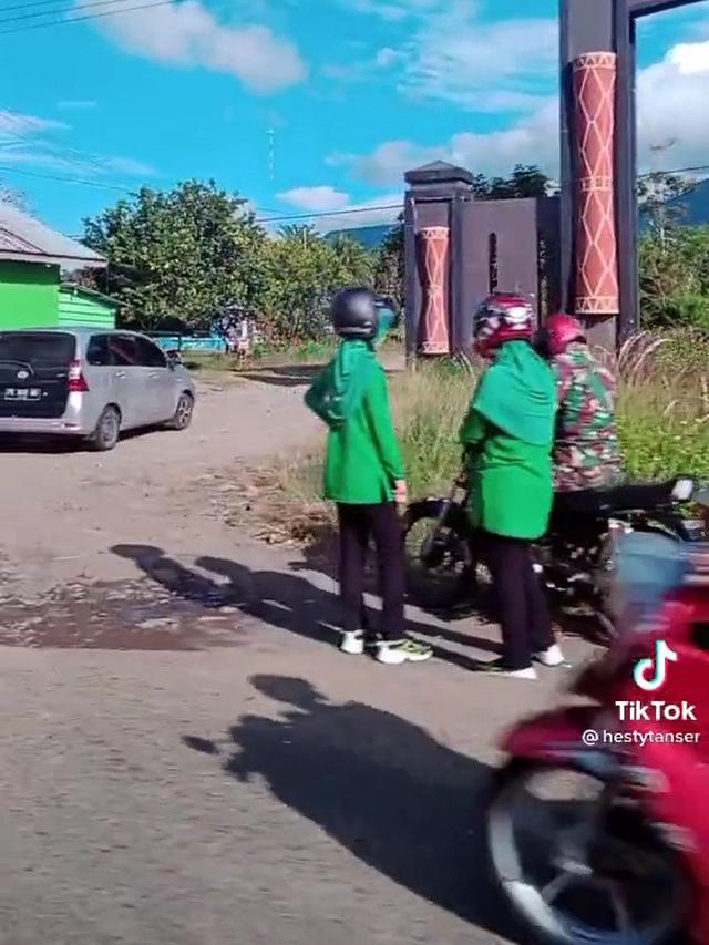 Gapura dan Jalan Tak Sinkron