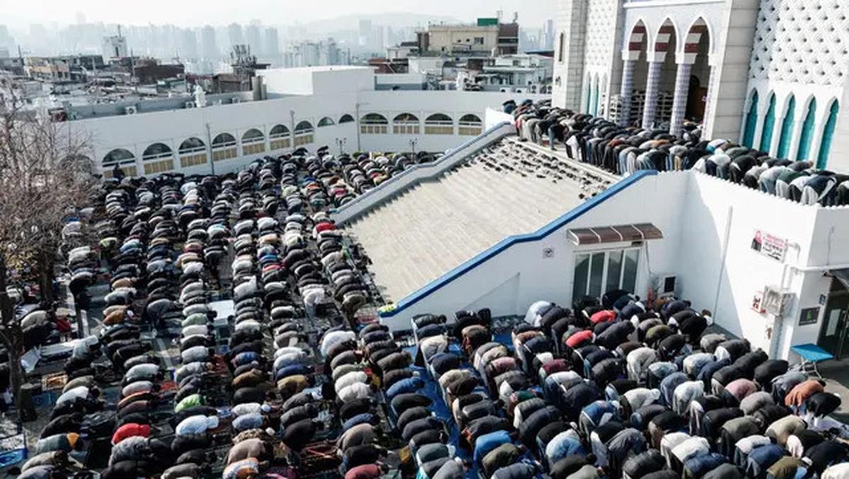 Potret Umat Muslim di Korea Selatan Rayakan Idul Fitri 1446 Hijriah