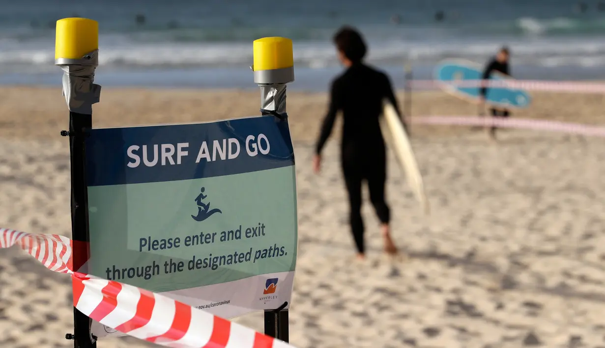 Sebuah tanda memberitahu peselancar untuk pergi begitu mereka selesai berselancar di Bondi Beach di Sydney, Selasa, (28/4/2020).  (AP Photo/Rick Rycroft)