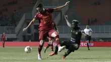 Bek Borneo FC, Javlon Guseynov, berebut bola dengan gelandang Tira Persikabo, Parfait Essengue, pada laga Shopee Liga 1 di Stadion Pakansari, Bogor, Minggu (1/9). Borneo tahan imbang 2-2 Tira Persikabo. (Bola.com/Yoppy Renato)