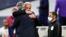 Pelatih Tottenham Hotspur, Jose Mourinho, berpelukan dengan pelatih Everton, Carlo Ancelotti, pada laga Premier League, Senin (6/7/2020). Mourinho melanggar aturan jarak sosial demi memeluk Carlo Ancelotti yang merupakan idolanya. (AFP/Adam Davy)