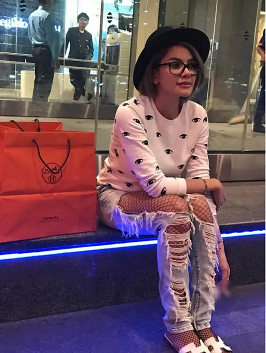 "Waktu Niki besuk dia (Jupe) pertama kali, Niki peluk dia, dia peluk Niki. Ada adiknya (Jupe), ada Ria Irawan. Niki sempat nangis karena lihat keadaannya seperti itu, dia juga sempat nangis," ucap Nikita di kawasan Kapten Tendean, pada Senin (12/6/2017).