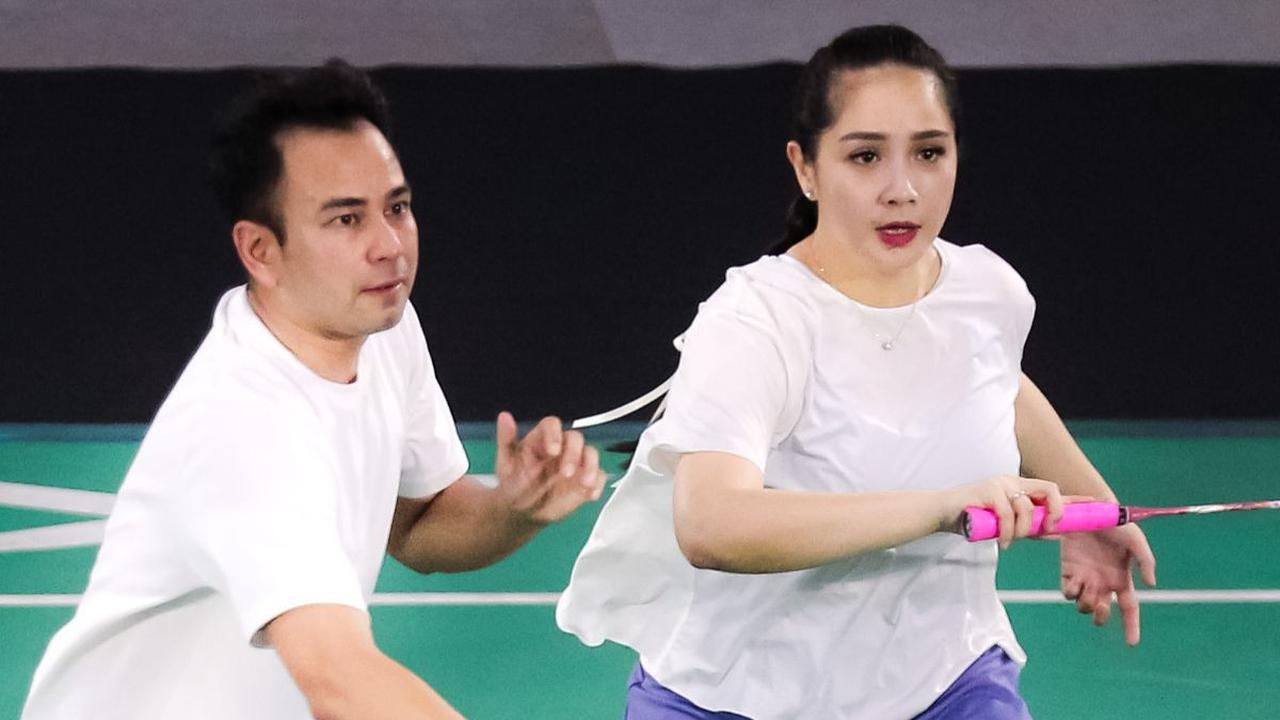 Pasangan selebritas Raffi Ahmad dan Nagita Slavina tampil totalitas saat laga bulu tangkis Turnamen Olahraga Selebriti Indonesia (TOSI) di GOR UNJ, Jakarta, Minggu (16/07/2023).