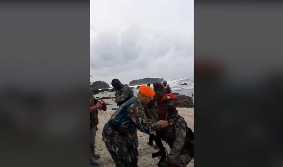Ayah Kopasgat ini juga terlihat memasangkan Brevet komando Kopassus kepada sang anak.  <br>