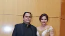 Cut Keke tampil glamor dengan kebaya modern nuansa emas dan suaminya, Malik Bawazier, gagah dengan jas hitam. (Galih W. Satria/Bintang.com)