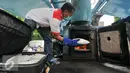 Petugas BNN memasukan barang bukti sabu ke dalam tunggu pembakaran untuk dimusnahkan, Jakarta, Selasa (15/12). BNN musnahkan 164 kg sabu dari hasil pengungkapan 5 kasus berbeda. (Liputan6.com/Yoppy Renato)