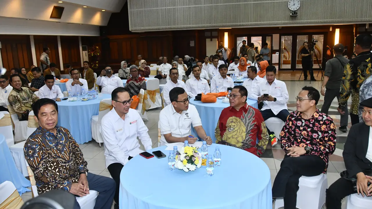 Menteri P2MI Abdul Kadir Karding dan Ketua DPD RI Oesman Sapta Odang menghadiri pelantikan Ikatan Alumni Fakultas Ilmu Sosial dan Ilmu Politik Universitas Diponegoro (IKA FISIP Undip).