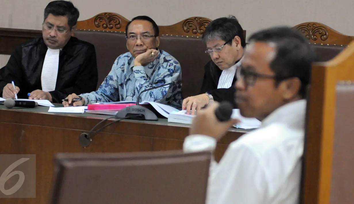 Mantan Menteri ESDM, Jero Wacik menyimak keterangan dari Pemred Indopos Muhammad Noer Sardono alias Don Kardono pada persidangan, di Pengadilan Tipikor, Jakarta, Senin (16/11/2015). (Liputan6.com/Helmi Afandi)