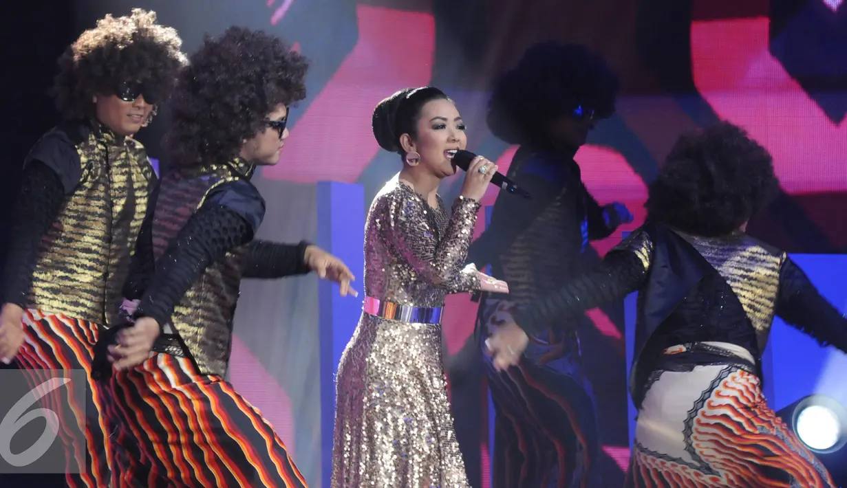 Penampilan Soimah saat Indonesian Dangdut  Award  2016  di Studio 6 Emtek, Jakarta, Rabu (9/11). IDA  2016 merupakan ajang pemberian penghargaan kepada mereka yang  berjasa dalam dunia musik  dangdut Indonesia. (Liputan6.com/Helmi Afandi)