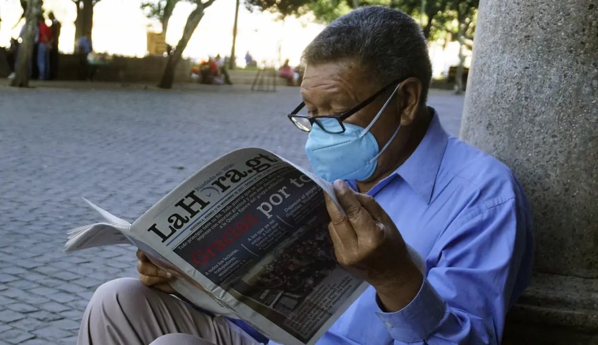 Leonel Gonzalez membaca edisi cetak terbaru surat kabar La Hora di Guatemala City pada 12 November 2021. Setelah 101 tahun, surat kabar malam La Hora de Guatemala mencetak edisi terakhirnya pada hari Jumat dan nantinya hanya edisi online yang tersedia. (Johan ORDONEZ/AFP)
