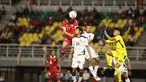 Pemain Timnas Indonesia U-20, Hokky Caraka menyundul bola saat bersaing dengan pemain Timnas Timor Leste, Sandro Rivaldo Quintao dalam laga pertama Grup F Kualifikasi Piala Asia U-20 2023 di Stadion Gelora Bung Tomo, Surabaya (14/9/2022). Anak asuh Shin Tae-yong menang 4-0 atas Timor Leste. (FOTO: Dok. PSSI)