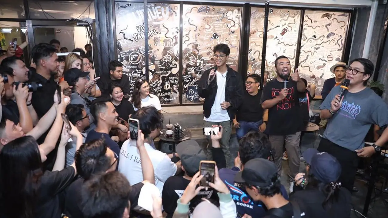 Muhammad Zinedine Alam Ganjar menyambangi Esspecto Coffee, Sario, Kota Manado, Sulawesi Utara, Jumat (20/1) malam. Esspecto Coffee merupakan salah satu tempat nongkrong anak muda di Manado.