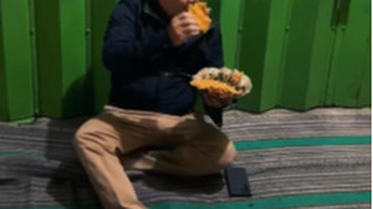 Pensiunan Jenderal Bintang Tiga Polri Awali Tahun Baru Makan di Pinggir Jalan