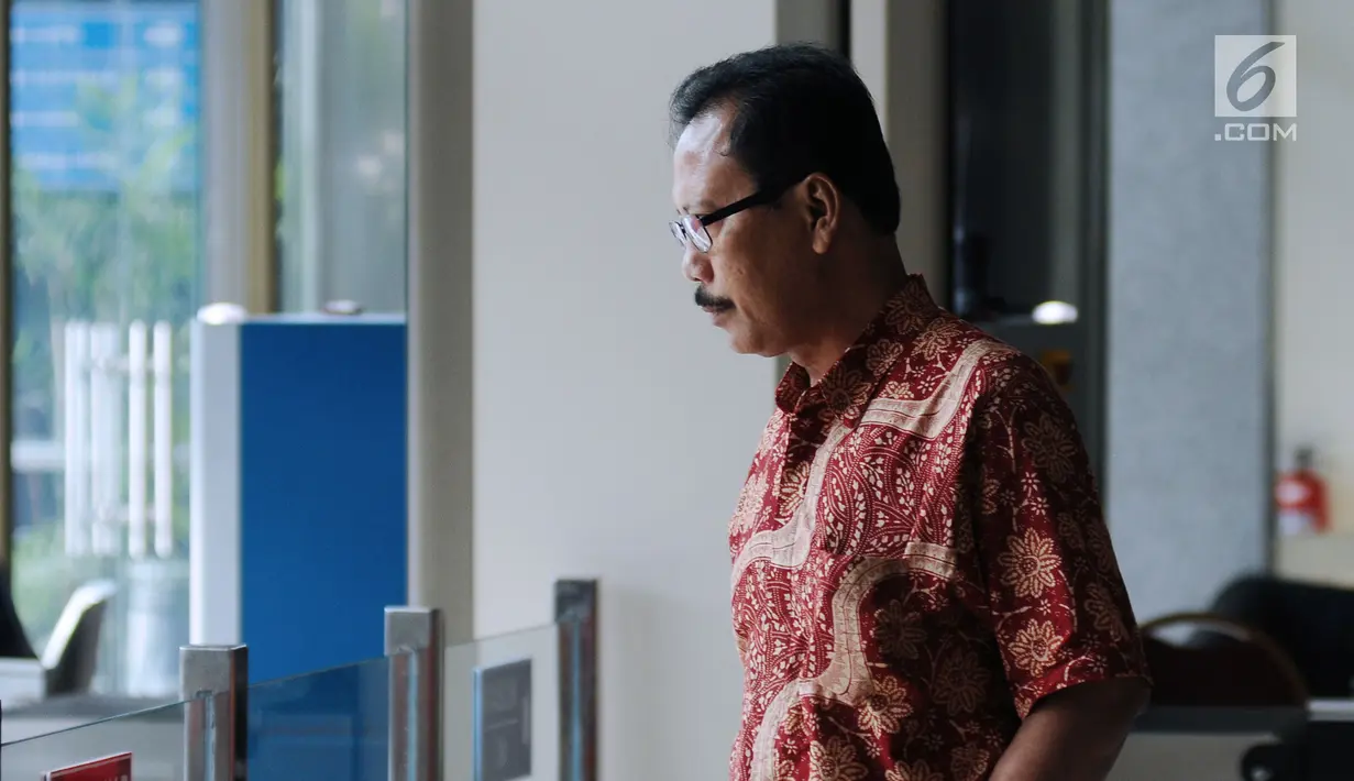 Mantan Sekda Kota Malang, Cipto Wiyono meninggalkan Gedung KPK usai menjalani pemeriksaan, Jakarta, Senin (26/2). Cipto Wiyono diperiksa sebagai saksi terkait dugaan suap pembahasan APBD-P Pemkot Malang TA 2015. (Liputan6.com/Helmi Fithriansyah)