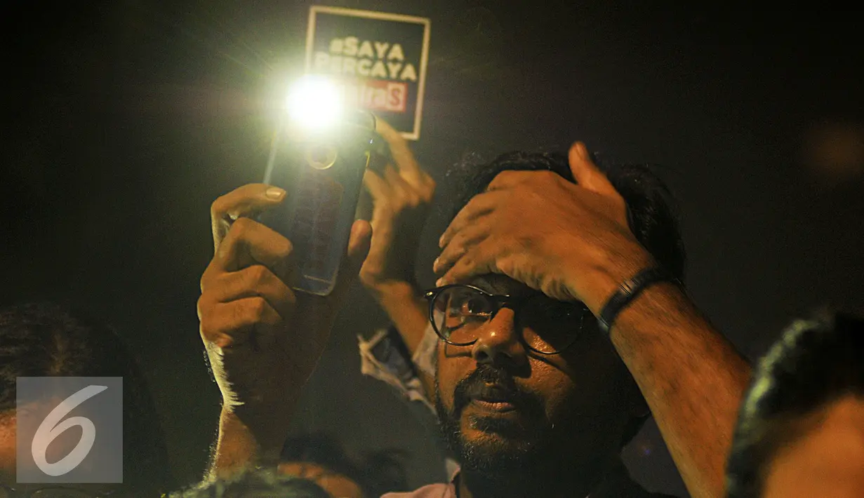 Haris Azhar berorasi saat melakukan aksi solidaritas #MelawanGelap di Jakarta, Jumat (5/8). Haris Azhar telah mengungkap testimoni bandar narkoba Freddy Budiman mengenai dugaan keterlibatan oknum-oknum TNI, Polri dan BNN. (Liputan6.com/Gempur M Surya)