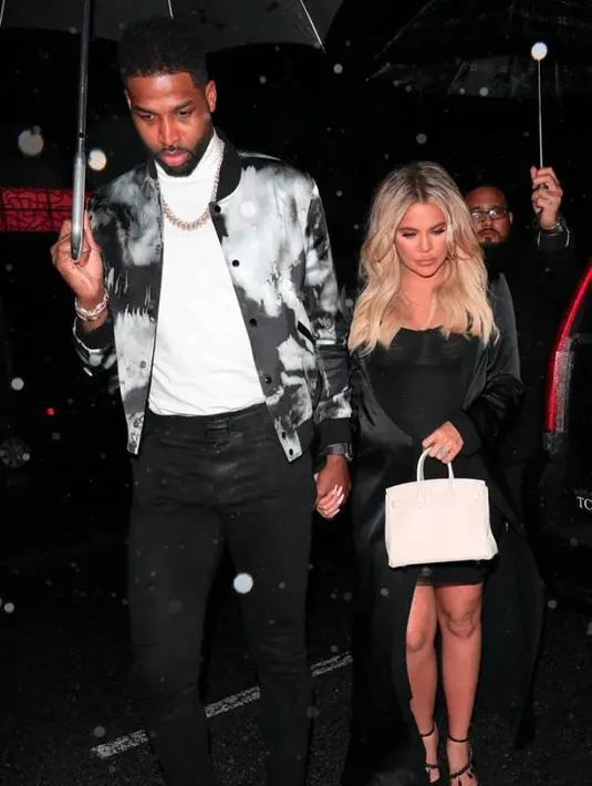 Meski demikian sumber mengakui bahwa Khloe tak hanya terluka. Ia bahkan merasa dipermalukan dan khawatir dengan anaknya. (E! Online)