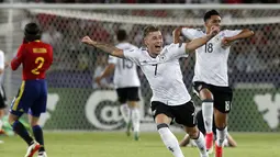 Pemain Jerman U21, Max Meyer merayakan kemenangan timnya usai mengalahkan Spanyol pada final Piala Eropa U-21 di Krakow, Polandia,(30/6/2017). Jerman U-21 menang atas Spanyol U-21 dengan skor 1-0. (AP/Czarek Sokolowski)