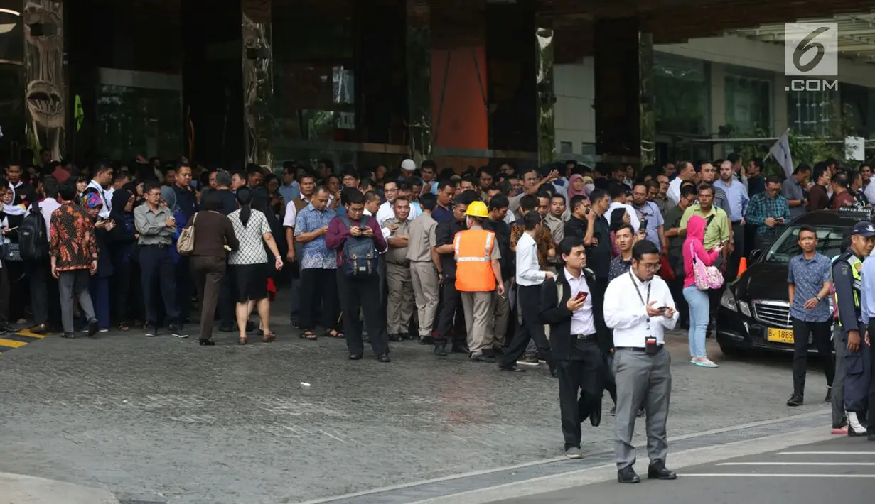 Sejumlah karyawan berkumpul di sebrang kantor Bursa Efek Indonesia (BEI) saat balkon lantai 1 bangunan ambruk, Jakarta, Senin (15/1). (Liputan6.com/Johan Tallo)