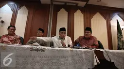 Ketua Umum PBNU KH Said Aqil Siradj (kedua kanan) saat konferensi pers di Gedung PBNU, Jakarta, Senin (30/5). PBNU menyambut positif penetapan 1 Juni sebagai Hari Lahir Pancasila oleh Pemerintah. (Liputan6.com/Faizal Fanani)
