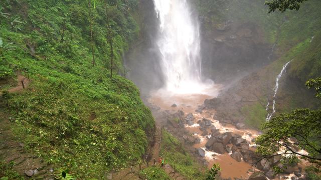 Curug Cipendok tak terlihat lagi keindahannya. Air keruh menyebabkan curug raksasa ini layaknya sarang hantu. (Foto: Liputan6.com/Muhamad Ridlo)