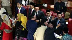 Ketua DPR Bambang Soesatyo (tengah) didampingi Wakil Ketua DPR Utut Adiyanto (kiri), Fadli Zon (kedua kiri), Fahri Hamzah (kanan), dan Agus Hermanto (kedua kanan) foto bersama dalam rapat paripurna terakhir masa kepemimpinan periode 2014-2019 di Jakarta, Senin (30/9/2019). (Liputan6.com/JohanTallo)