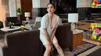 Ussy mengenakan setelan serba putih yang membuat tampilannya semakin elegan. Celana pendek yang ia kenakan pun berhasil menonjolkan kesan santai namun tetap stylish, membuat banyak netizen kagum. Mereka salah fokus pada pilihan busana Ussy yang membuatnya terlihat seperti masih berusia 20-an.  (Liputan6.com/IG/@ussypratama)