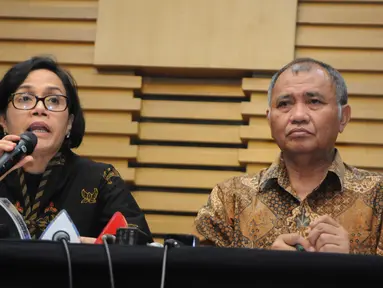 Menkeu Sri Mulyani (kiri) memberikan keterangan pers di KPK terkait OTT Ditjen Pajak, Jakarta, Selasa (22/11). KPK mengamankan uang 148,500,000 Dolar Amerika atau senilai 1,9 milyar dalam OTT tersebut. (Liputan6.com/Helmi Afandi)
