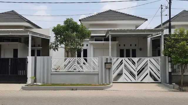 Desain Pagar Beton Ekspos dan Besi yang Sedang Tren pada Rumah Modern 2026/Gemini AI