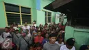 Sejumlah warga menyaksikan kebakaran yang melanda sejumlah rumah di kawasan tanah Abang, Jakarta, Senin (5/9). Belum diketahui penyebab serta kerugian akibat kebakaran yang menghanguskan kawasan padat penduduk tersebut. (Liputan6.com/Immanuel Antonius)