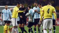 Lionel Messi (tengah) tampak beradu argumen dengan Roberto Garcia di laga Argentina vs Kolombia (PABLO PORCIUNCULA / AFP)