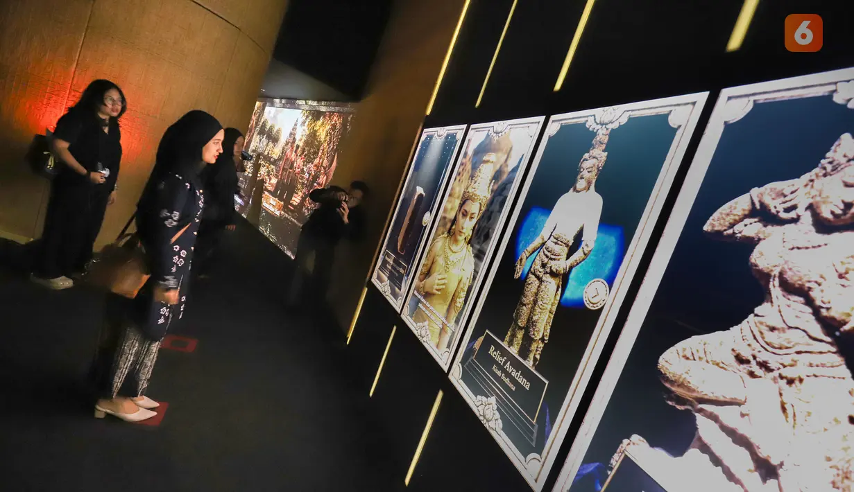 Pengunjung menikmati proyeksi visual dan teater imersif yang menghadirkan sejarah Candi Borobudur melalui teknologi. (KLY/Budy Santoso)