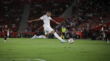 Penyerang Real Madrid Kylian Mbappe mengontrol bola saat bertandang ke markas Real Mallorca pada jornada 1 La Liga 2024/2025 di Mallorca Son Moix, Senin (19/08/2024) dini hari WIB. (AP Photo/Francisco Ubilla)