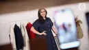 Model berpose saat memperagakan busana rancangan Audrey Theola bertema Wonder Woman melalui siaran langsung secara streaming di Jakarta, Sabtu (24/10/2020). Fashion show virtual menjadi salah satu siasat yang dilakukan pelaku industri mode ketika peragaan busana. (Liputan6.com/Faizal Fanani)