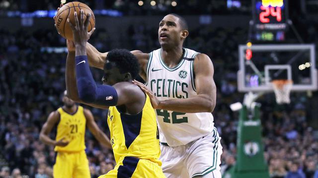 Pemain Celtics Al Horford (baju putih) mencoba mengadang bintang Pacers Victor Oladipo