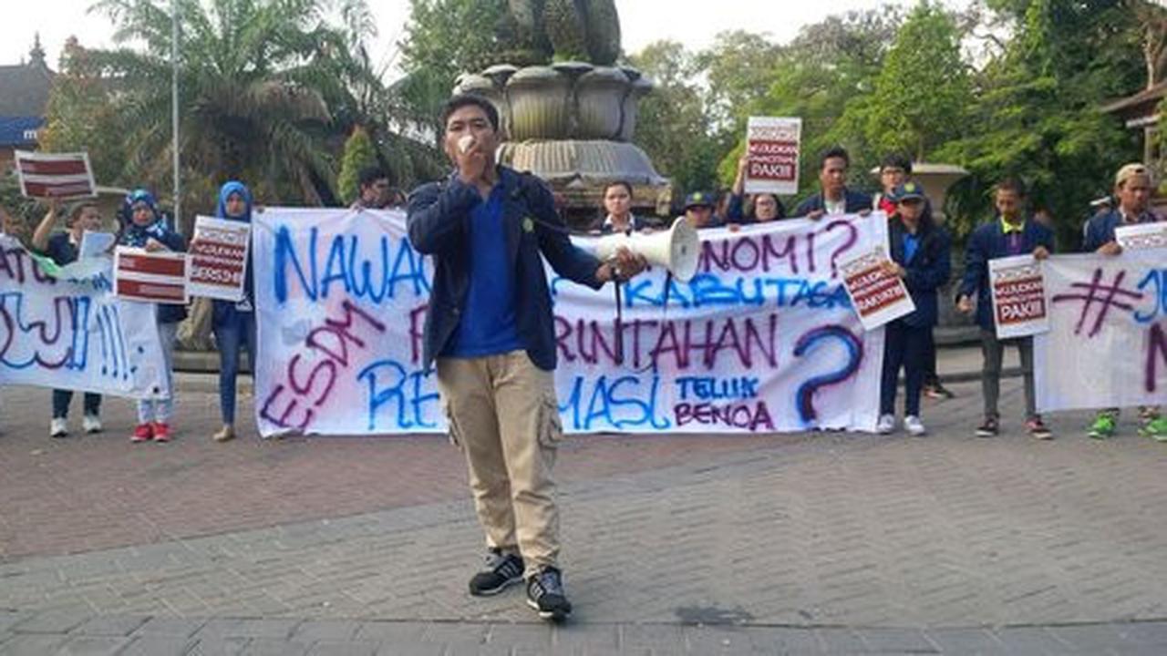 1 Tahun Jokowi, puluhan mahasiswa demo di Bundaran Catur Muka Bali