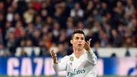 Aksi pemain Real Madrid, Cristiano Ronaldo menendang sepatunya ke udara setelah dijatuhkan oleh bek Juventus, Stephan Lichsteiner pada leg kedua babak perempat final Liga Champions di Santiago Bernabeu, Rabu (11/4). (PIERRE-PHILIPPE MARCOU/AFP)