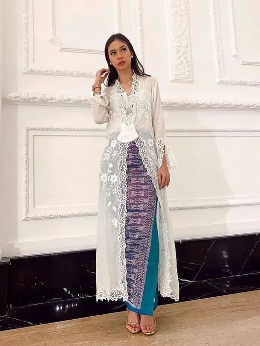 Gaya Yuki Kato dengan padu padan kebaya putih panjang dengan front slit bersama rok batik biru juga nggak kalah menarik. Simple but elegant! [@yukikt]